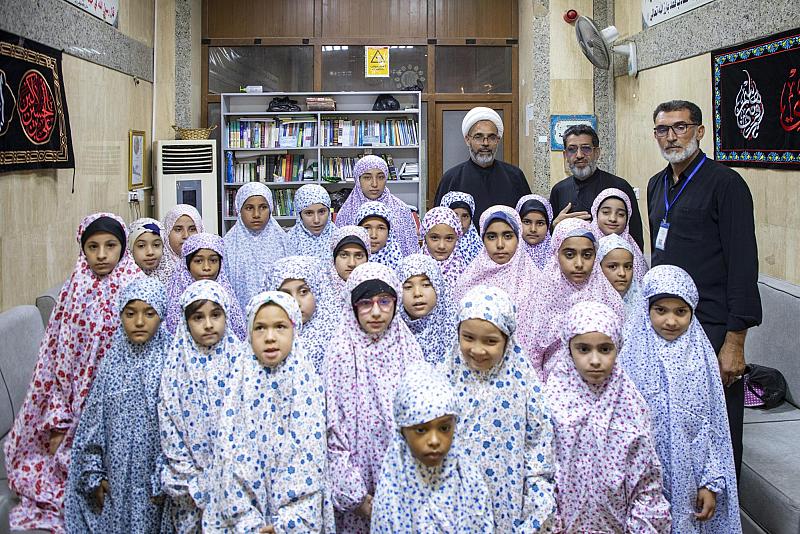 قسم الشؤون الدينية يوزع حجاب الصلاة على المكلفات من زائرات الأربعين