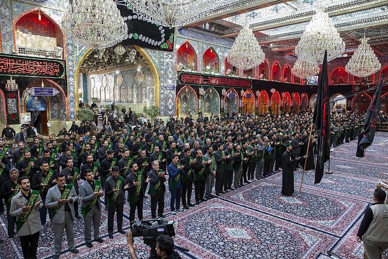 خَدَمة العتبة العباسية يؤدّون مراسيم الممارسة العبادية بذكرى استشهاد الصديقة الطاهرة