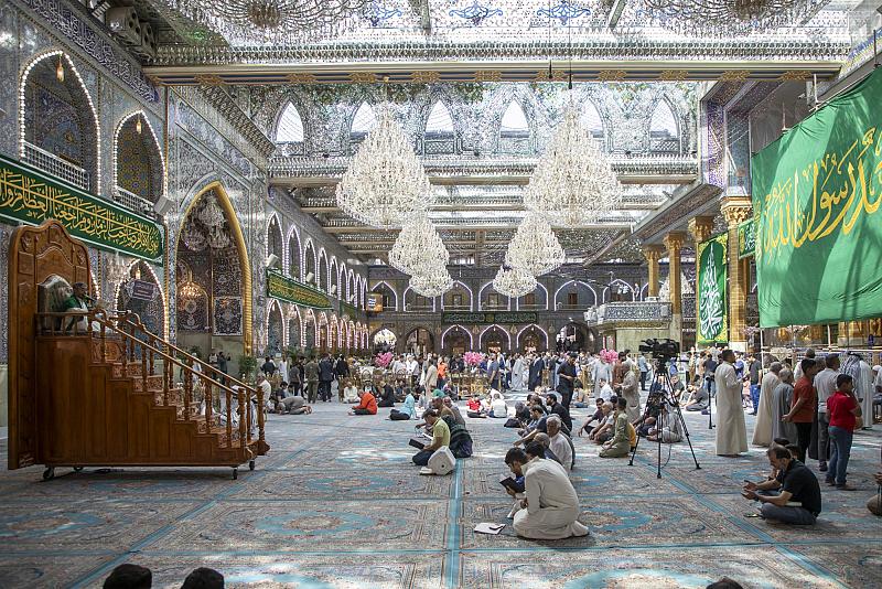وسط أجواء إيمانية.. الزائرون يؤدون مراسم قراءة دعاء الندبة في صحن مرقد أبي الفضل العباس (عليه السلام)