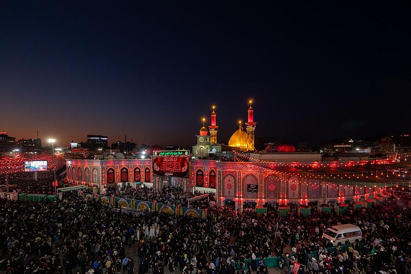 جموع الزائرين تحيي ليلة الجمعة عند مرقدي الإمام الحسين وأخيه أبي الفضل العباس (عليهما السلام)