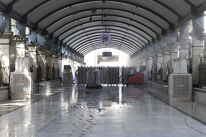 قسم بين الحرمين الشريفين يهيئ مسقفات الساحة الوسطية لخدمة الزائرين
