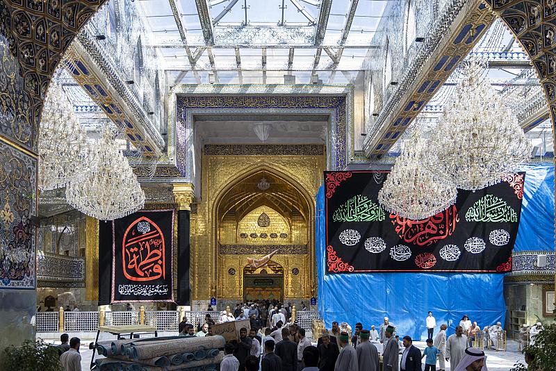 العتبة العباسية المقدسة تنشر لافتات الحزن في ذكرى شهادة السيدة فاطمة الزهراء (عليها السلام)