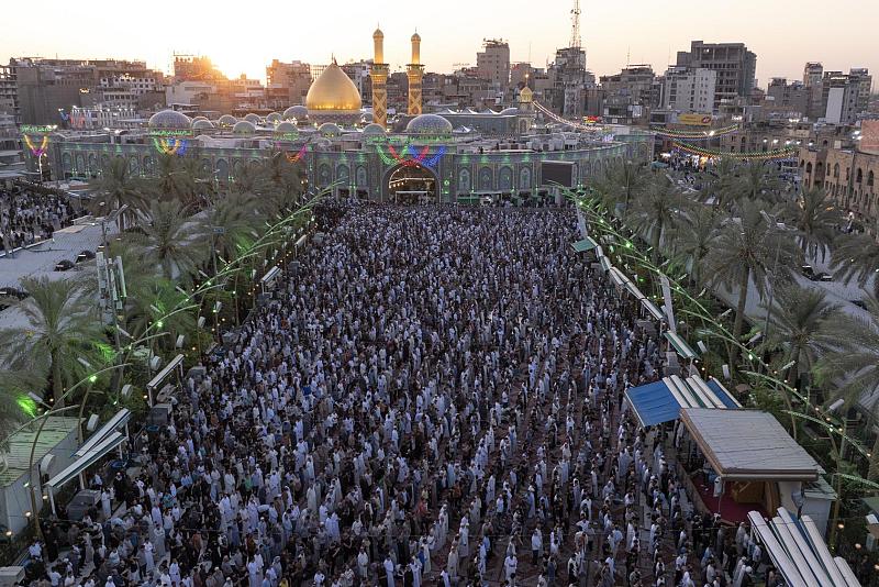 جموع المؤمنين تؤدي صلاة عيد الأضحى في ساحة بين الحرمين الشريفين