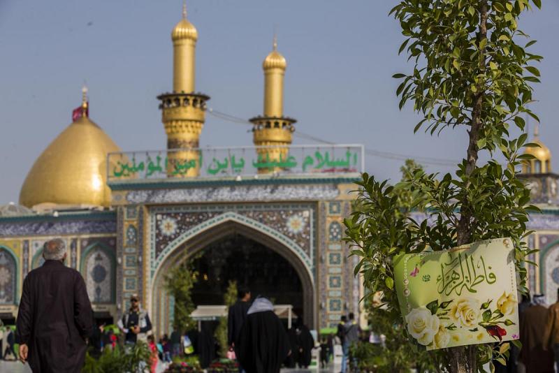 ترحيباً بالزّائرين: ورودٌ وأشجارٌ تنشر شذى عطرها بمناسبة مولد الزهراء (عليها السلام) وهي تملأ أرجاء صحن عزيزها وما يجاوره...