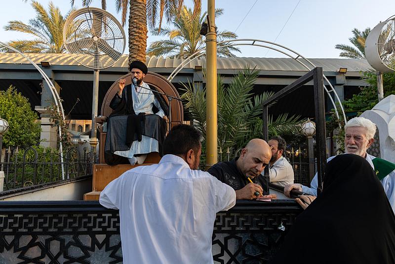 في ليلة الجمعة.. قسم الشؤون الدينية يقدّم محاضرة توجيهية للزائرين في منطقة بين الحرمين
