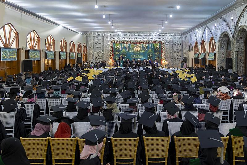 العتبة العباسية المقدسة تحتفي بتخرج أكثر من 1000 طالبة جامعية في باكستان