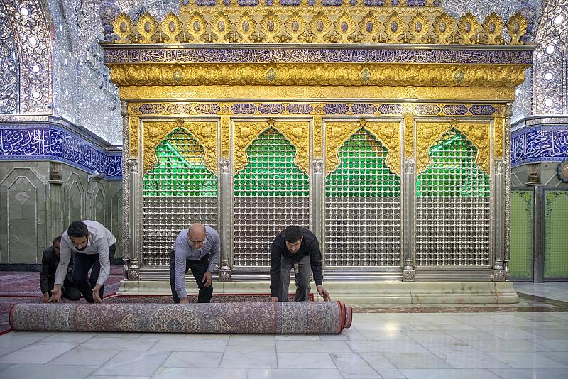 العتبة العباسية المقدسة تجري أعمال الغسل والفرش لحرم مرقد أبي الفضل العباس (عليه السلام) وصحنه
