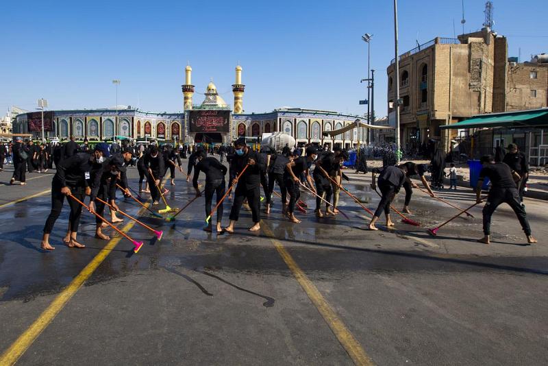 ملاكاتُ قسم الشؤون الخدميّة تباشر بحملة تنظيفٍ واسعة للمناطق المحيطة بالعتبة العبّاسية المقدّسة