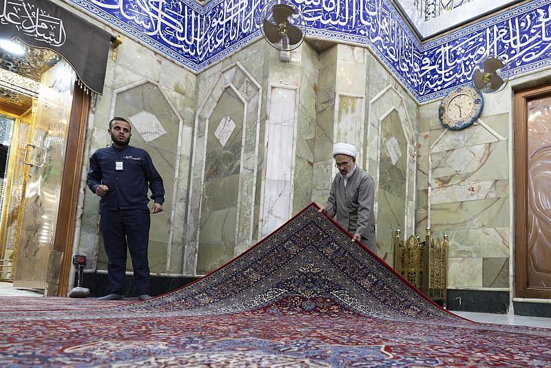 العتبة العباسية المقدسة تنهي أعمال فرش حرم مرقد أبي الفضل العباس (عليه السلام) بالسجاد