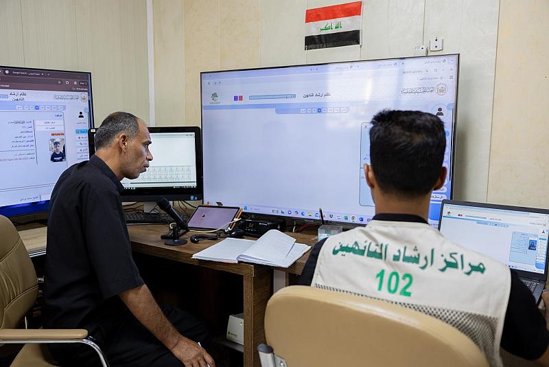 خدمات إنسانية تقدّمها السيطرة المركزية لإرشاد التائهين في زيارة الأربعين