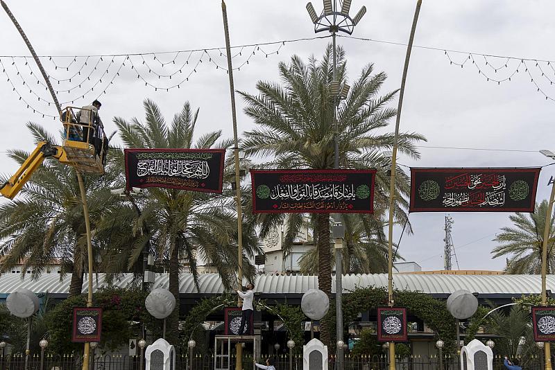 قسمُ بين الحرمين الشريفين ينشر لافتات الحزن بذكرى شهادة الإمام جعفر الصادق (عليه السلام)