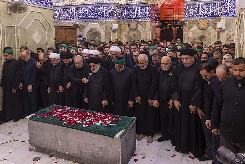 سماحة السيد الصافي يؤدّي صلاة الجنازة على جثمان السيد الشهيد علي الخامنئي (رضوان الله عليه)