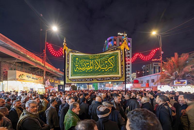 عند مرقده الطاهر.. موكب أهالي كربلاء يحيي ذكرى شهادة الإمام الكاظم (عليه السلام) 
