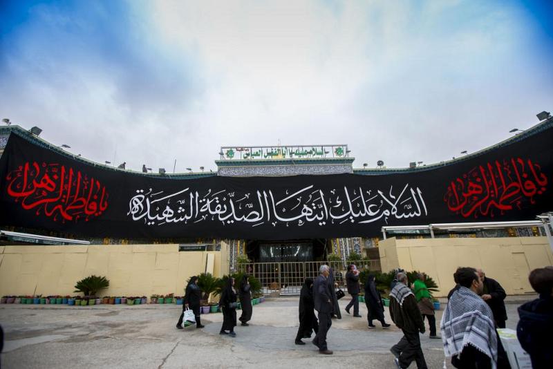بابُ القبلة لمرقد أبي الفضل العبّاس (عليه السلام) يشهدُ تركيبَ أضخمِ لافتةِ تعزيةٍ فاطميّة...