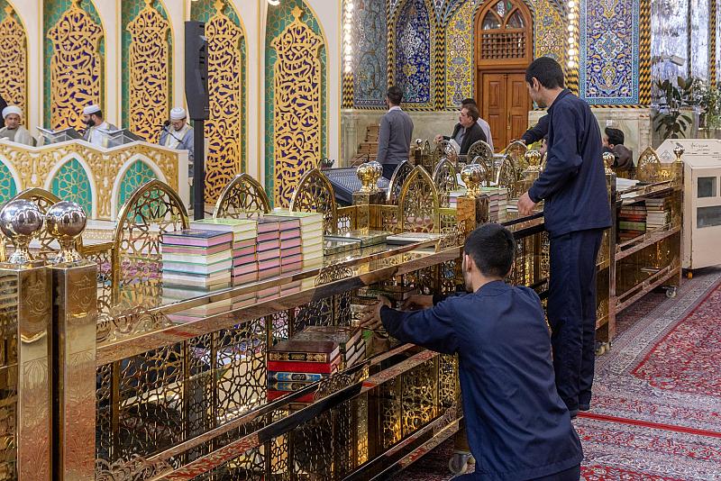 قسم رعاية الصحن يهيئ 30 ألفًا من المصاحف وكتب الأدعية والزيارات تزامنًا مع ليالي القدر
