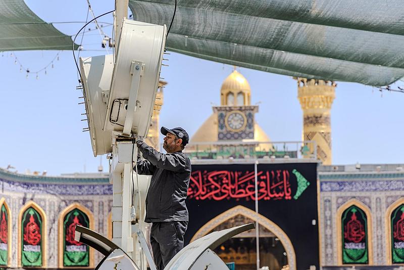 استعدادًا لشهر المحرّم.. قسم الصيانة يهيّئ مراوح الرذاذ في شارع قبلة مرقد أبي الفضل العباس (عليه السلام)