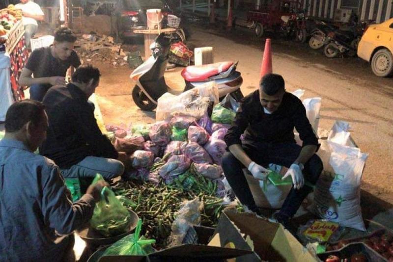 مواكبُ سوق الشيوخ تلبّي نداء المرجعيّة وتقف مع العوائل المتضرّرة بسبب حظر التجوال