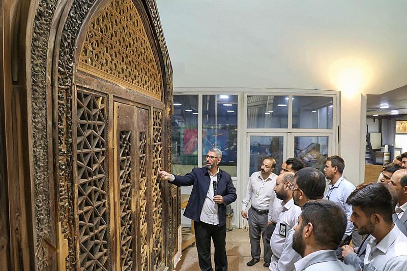 قسم صناعة الشبابيك يستعرض تجربته في صناعة شبابيك المراقد المقدسة وأبوابها للمشاركين في البرنامج المركزي الأسبوعي