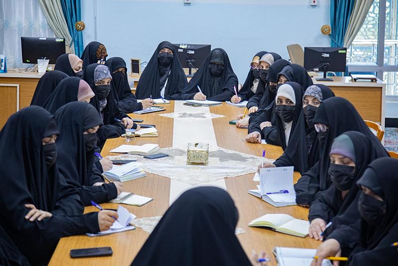 مكتب المتولي الشرعي للشؤون النسوية يعقد اجتماعًا لتوزيع مهام حفل التكليف الشرعي للبنات