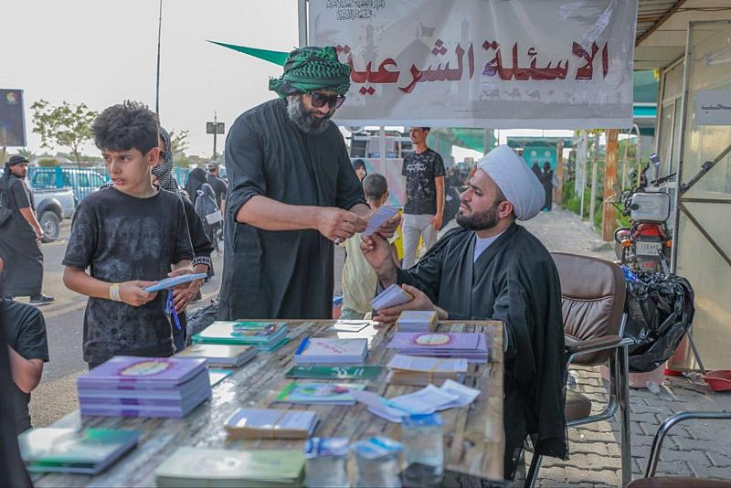 فرقة العباس (عليه السلام) تقدم خدمة الاستفتاءات الشرعية لزائري الأربعين