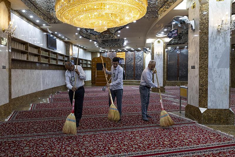 ملاكات قسم الشؤون الخدمية تنجز أعمال تنظيف سرداب الكف في العتبة العباسية المقدسة
