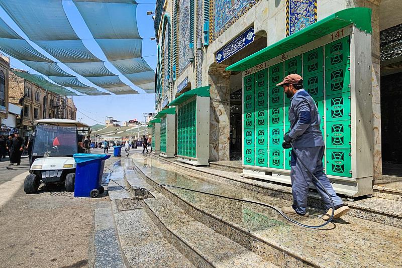 قسم الشؤون الخدمية ينفذ حملة لغسل محيط العتبة العباسية المقدسة وتنظيفه