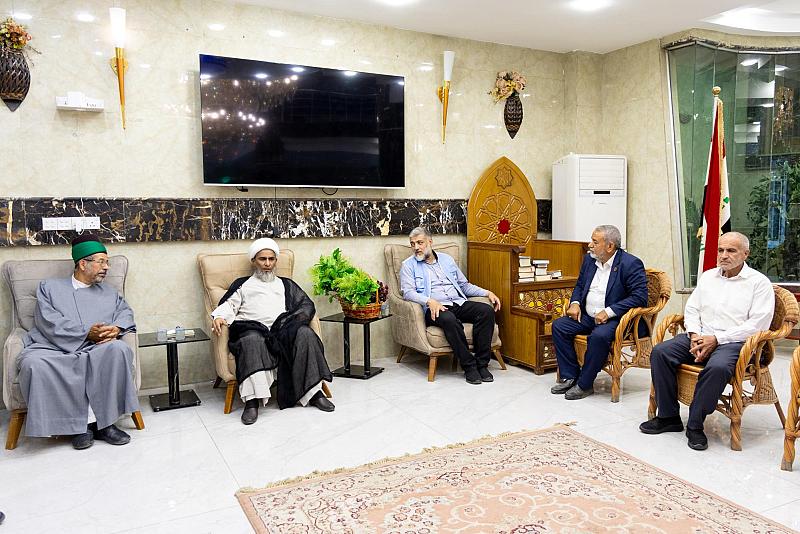 وفد العتبة العباسية المقدسة يزور عددًا من الحجّاج الإيرانيّين الوافدين إلى كربلاء