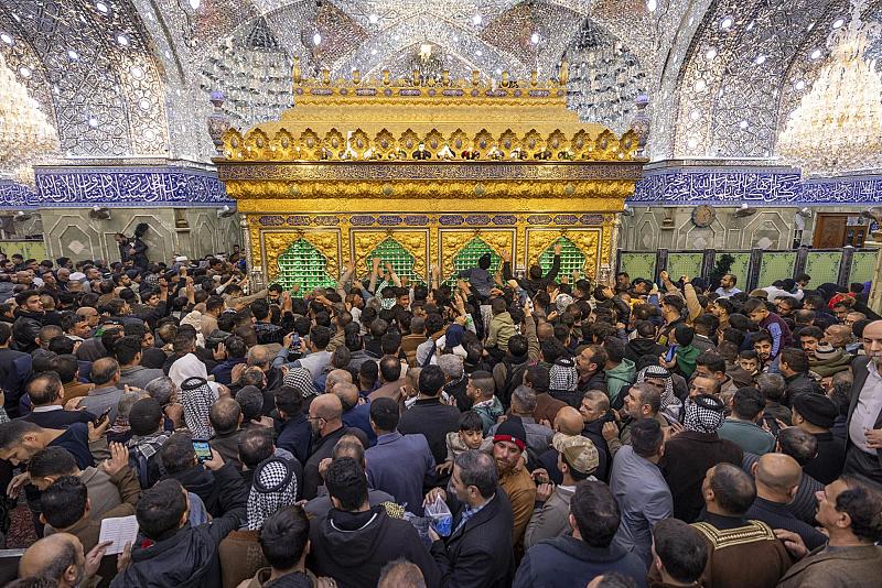 الزائرون يحيون ليلة الجمعة الأولى من شهر رجب في رحاب العتبة العباسية المقدسة