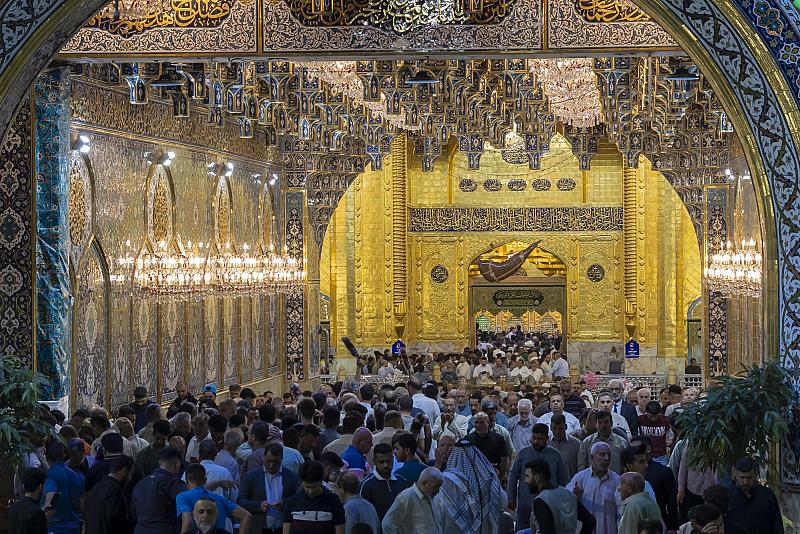 الزائرون يحيون ليلة الجمعة الأولى من شهر ذي القعدة عند مرقد أبي الفضل العباس (عليه السلام)