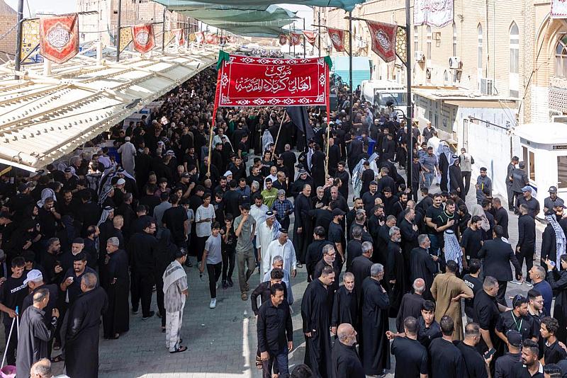 موكب أهالي كربلاء يحيي ذكرى شهادة الإمام الحسن العسكري (عليه السلام) في سامراء