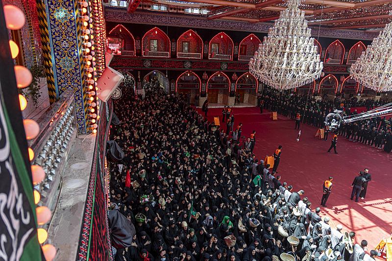 منتسبو العتبة العباسية ينظّمون حركة المعزّيات خلال إحياء ذكرى دفن الأجساد الطاهرة