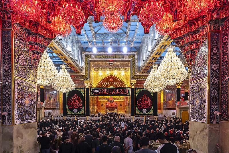 بالصور.. المؤمنون يحيون ليلة الجمعة الأخيرة من المحرّم عند مرقد أبي الفضل العباس (عليه السلام)