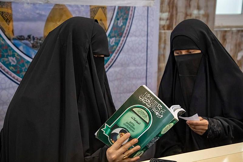مدارس الكفيل الدينية النسوية تنشر 120 مبلّغة لتقديم الإرشاد الديني لزائرات الأربعين
