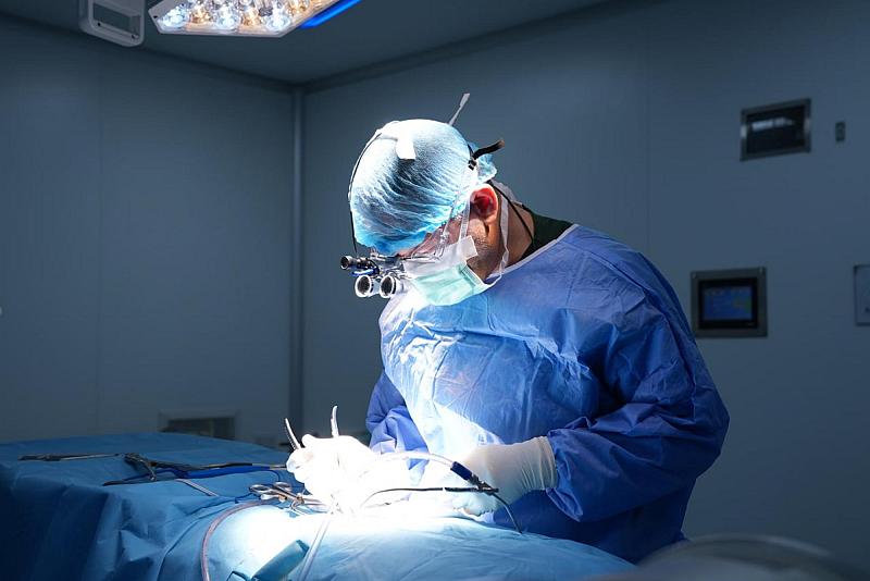 أطباء الكفيل: نجاحاتنا مستمرّة بعمليات رفع أورام الدماغ المعقدة 