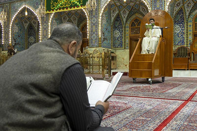 الزائرون يؤدون مراسم قراءة دعاء الندبة في صحن مرقد أبي الفضل العباس (عليه السلام)