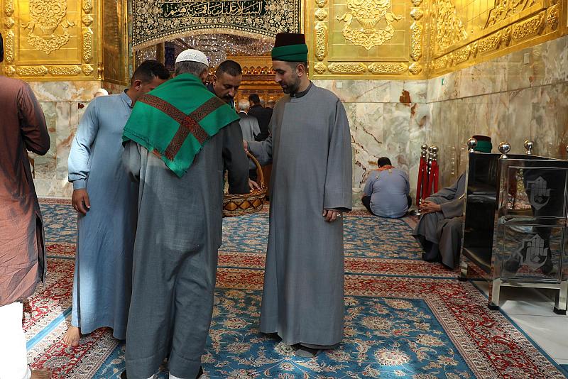 بمناسبة ولادة السيدة زينب (عليها السلام).. شعبة السادة الخدم تستقبل الزائرين بعبارات التهنئة والحلوى