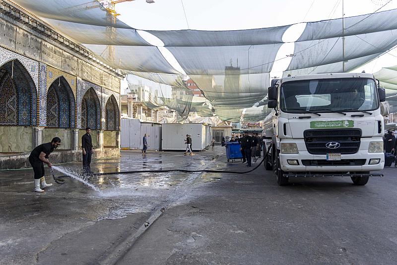 قسم الشؤون الخدمية ينفذ حملة لغسل شارع باب قبلة مرقد أبي الفضل العباس (عليه السلام) وتنظيفه