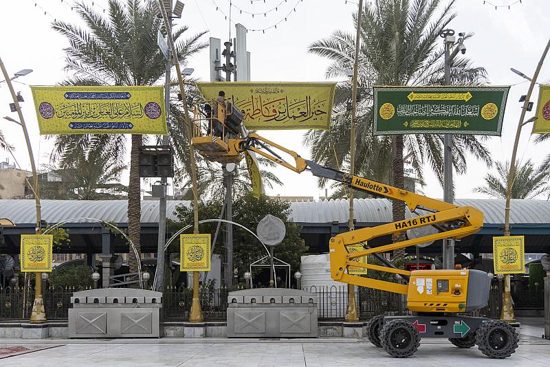 تعليق اللافتات الاحتفائية في منطقة بين الحرمين الشريفين بذكرى ولادة الإمام المهدي (عجّل الله فرجه)