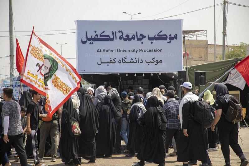 موكب جامعة الكفيل يواصل تقديم خدماته لزائري الأربعين