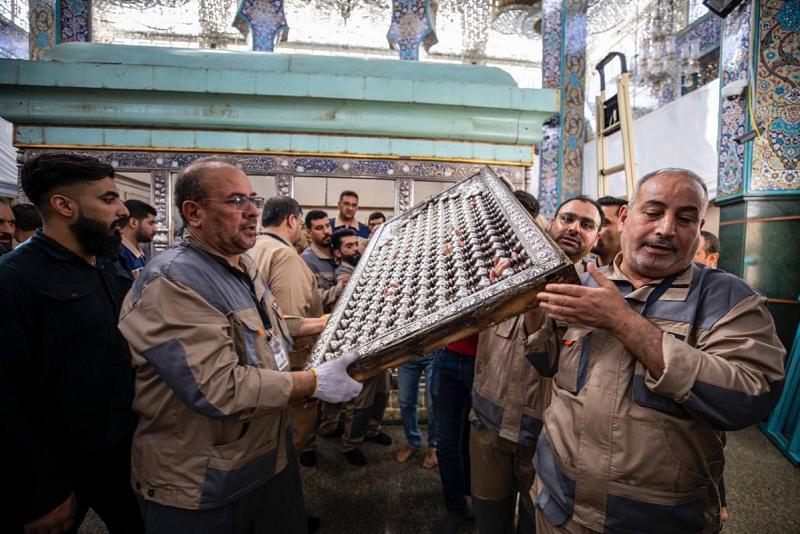 تفاصيلُ عشر ساعاتٍ من العمل لتفكيك الشبّاك القديم لمرقد أميرة الشام