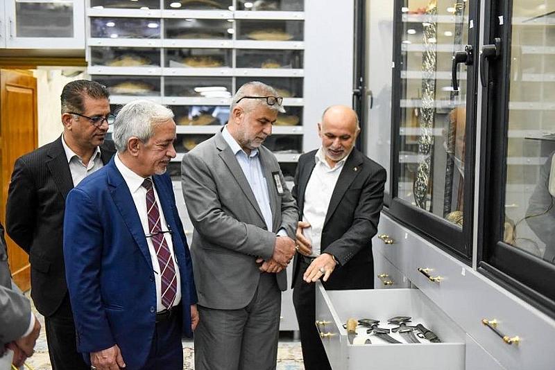 مدير معهد كينجستون البريطاني يشيد بآلية حفظ المقتنيات وخزنها في متحف الكفيل