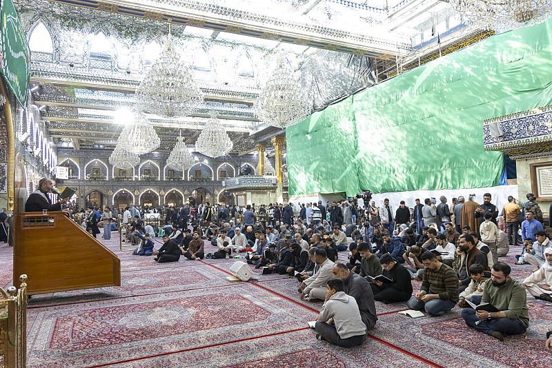 الزائرون يؤدون مراسم قراءة دعاء الندبة في صحن مرقد أبي الفضل العباس (عليه السلام)