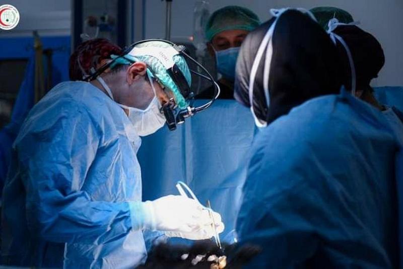 أطبّاء مستشفى الكفيل التخصّصي ينجحون بعمليّة تبديل الصمّامين الإكليليّ والأبهر لمريضٍ ثلاثينيّ