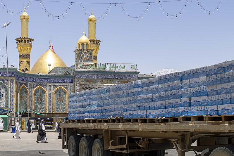 استعداداً لشهر المحرّم.. قسم الشؤون الخدمية يهيّئ 100 ألف صندوقٍ من مياه الشرب خدمةً للزائرين