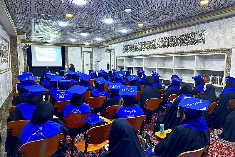 شعبة التوجيه الديني النسوي تقدم محاضرة تربوية للطالبات الخريجات في جامعة البصرة