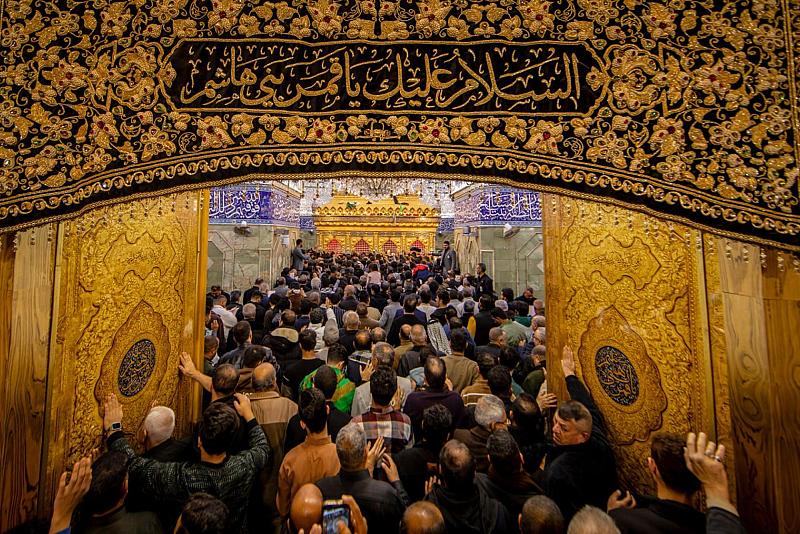 الزائرون يحيون ذكرى شهادة السيدة فاطمة الزهراء (عليها السلام) عند العتبتين المقدّستين