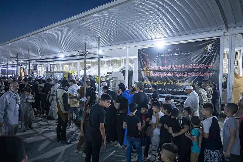 موكب العتبة العباسية يقدم خدماته لزائري الإمام محمد الجواد (عليه السلام)