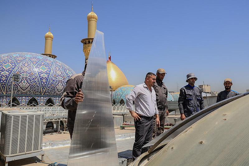 قسم الصيانة ينفّذ أعمال الإدامة لـ(قباب الأبواب) على سطح مرقد أبي الفضل العباس (عليه السلام)