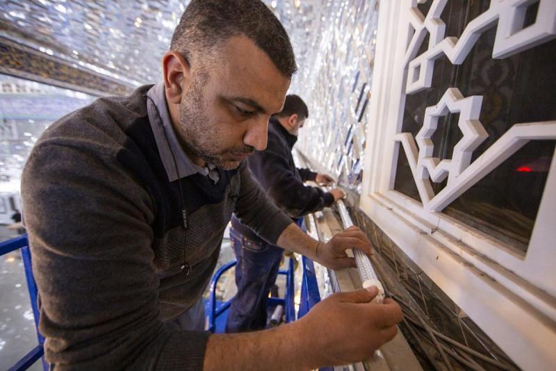 فريقٌ فنّي من العتبة العبّاسية المقدّسة يُجري أعمال صيانةٍ في مرقد السيّدة زينب (عليها السلام)