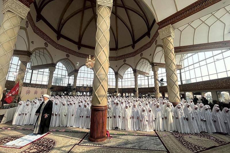 العتبة العباسية تحتفي بـ (500) فتاة بلغن سن التكليف الشرعي في باكستان
